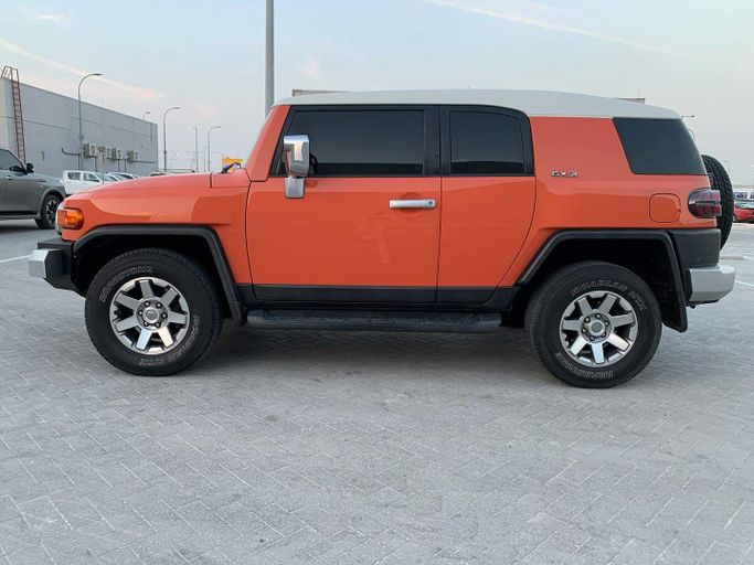 Подержанный Toyota FJ Cruiser, 4.0 л, 2014 в Абу-Даби от Al Fajr Automobile showroom Оранжевый цвет. Other | AUTO.AE