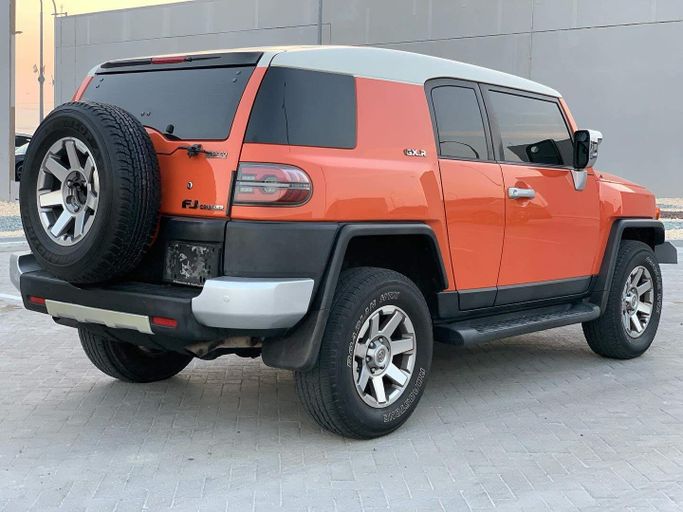 Подержанный Toyota FJ Cruiser, 4.0 л, 2014 в Абу-Даби от Al Fajr Automobile showroom Оранжевый цвет. Other | AUTO.AE