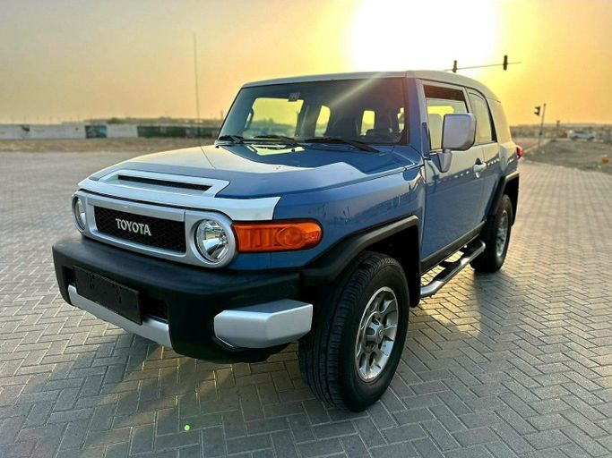 Подержанный Toyota FJ Cruiser, 4.0 л, 2013 в Абу-Даби от Golden coast automobile showroom Синий цвет.  | AUTO.AE