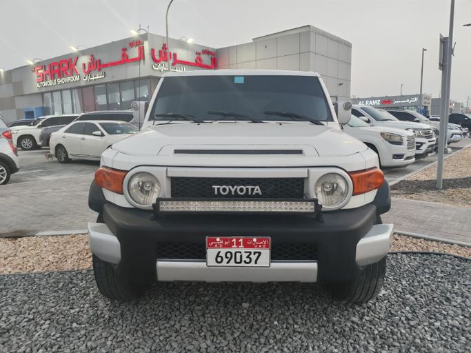 Used Toyota FJ Cruiser, 4.0 l, 2008 in UAE, Abu Dhabi by The Shark Automobile Showroom, White color. GCC Specs | AUTO.AE | Listing #282878