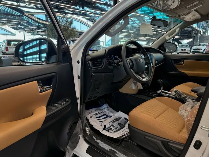 New Toyota Fortuner II Facelift, 2.7 l, 2025 in Abu Dhabi by Baniyas Cars Abu Dhabi, White color. GCC Specs | AUTO.AE
