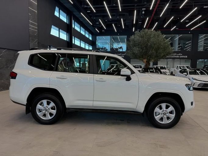 New Toyota Fortuner II Facelift, 2.7 l, 2025 in Abu Dhabi by Baniyas Cars Abu Dhabi, White color. GCC Specs | AUTO.AE