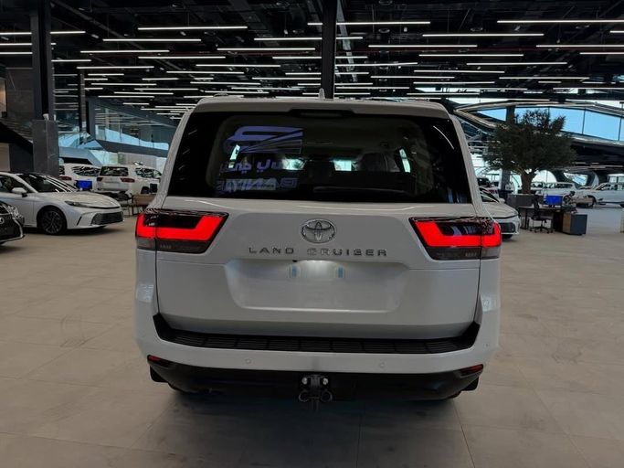 New Toyota Fortuner II Facelift, 4.0 l, 2025 in Abu Dhabi by Baniyas Cars Abu Dhabi, White color. GCC Specs | AUTO.AE