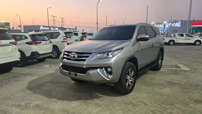 Used Toyota Fortuner II, 2.7 l, 2019 in Abu Dhabi by Bin Faraj Automobile Showroom, Silver color. GCC Specs | AUTO.AE