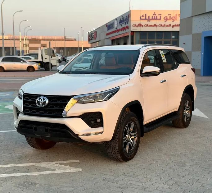مستعملة Toyota Fortuner فيس ليفت الثاني, 4.0 l, 2024 في في الإمارات, أبوظبي من Al Laith Cars Showroom، اللون أبيض. مواصفات الخليج | AUTO.AE | إعلان #275084
