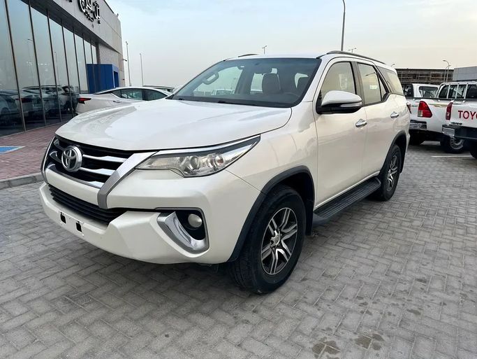 مستعملة Toyota Fortuner ثانياً, 4.0 l, 2017 في في الإمارات, أبوظبي من Bin Faraj Automobile Showroom، اللون أبيض. مواصفات الخليج | AUTO.AE | إعلان #275555