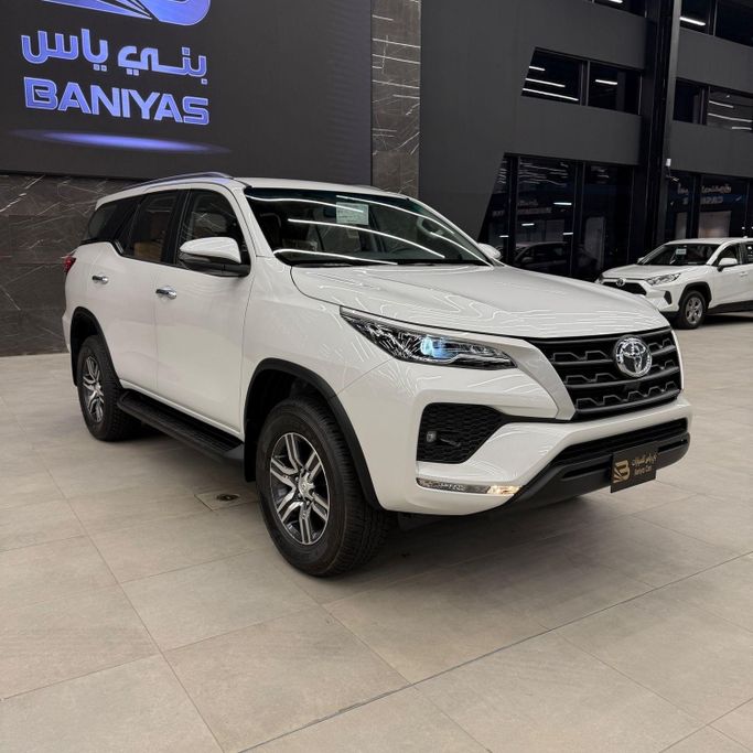 Новый Toyota Fortuner II Рестайлинг, 2.7 л, 2026 в ОАЭ, Абу-Даби от Baniyas Cars Abu Dhabi Белый цвет. Other | AUTO.AE | Объявление #275757