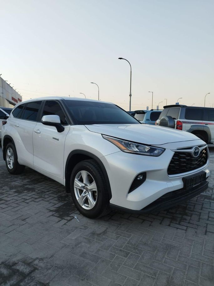 Подержанный Toyota Highlander IV (U70), 2.4 л, 2024 в Абу-Даби от Diamond Waves Motors Белый цвет. Other | AUTO.AE