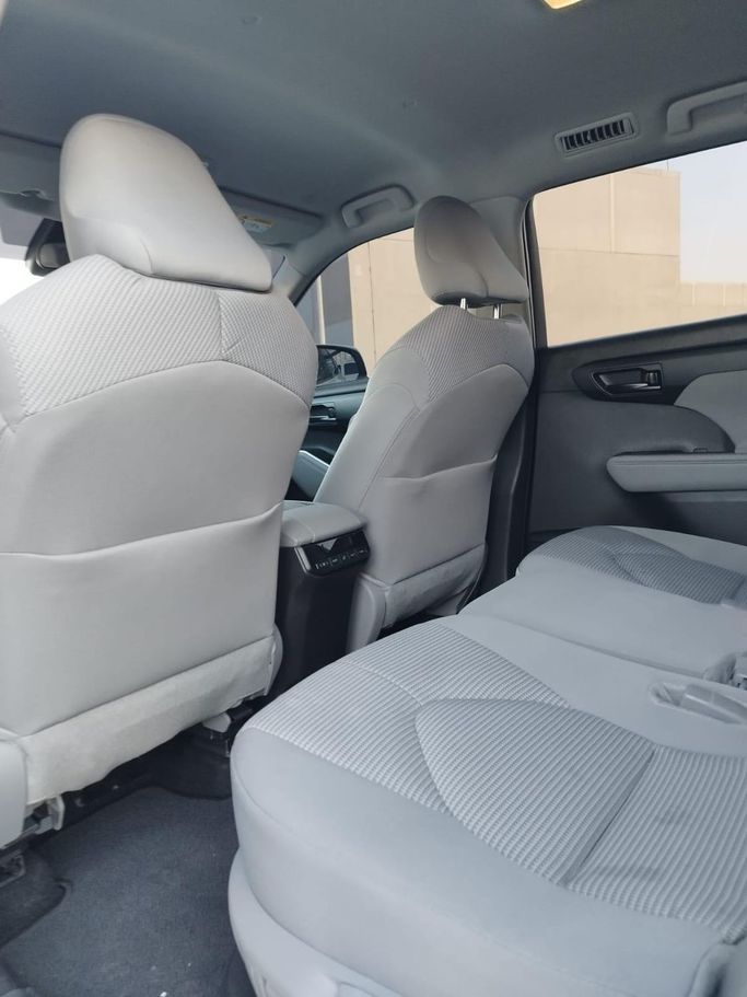 Подержанный Toyota Highlander IV (U70), 2.4 л, 2024 в Абу-Даби от Diamond Waves Motors Белый цвет. Other | AUTO.AE