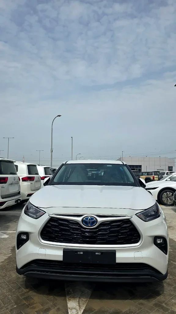 New Toyota Highlander IV (U70), 2.5 l, 2025 in Abu Dhabi by Kingdom Automobile Showroom, White color. GCC Specs | AUTO.AE