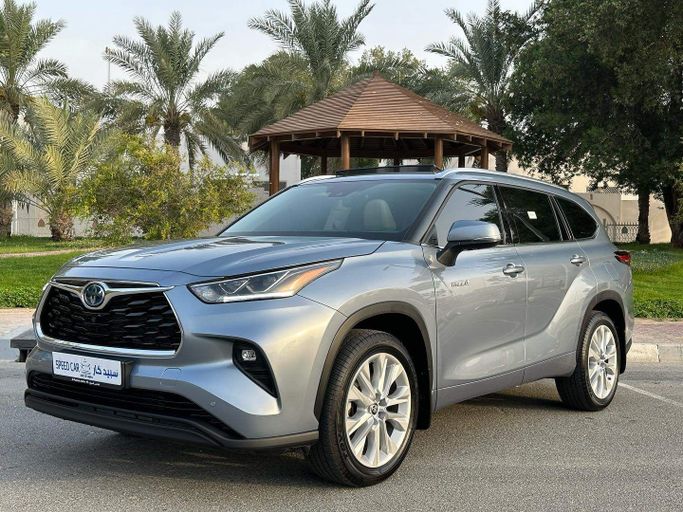 Подержанный Toyota Highlander IV (U70), 2.5 л, 2022 в Абу-Даби от Speed Car Motors Серый цвет. GCC | AUTO.AE