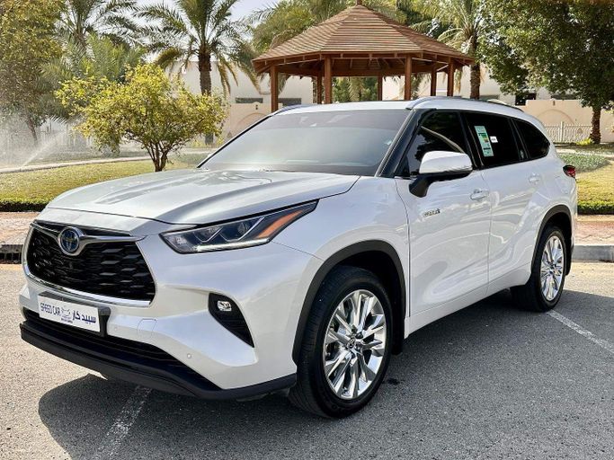 Подержанный Toyota Highlander IV (U70), 2.5 л, 2022 в Абу-Даби от Speed Car Motors Белый цвет. GCC | AUTO.AE