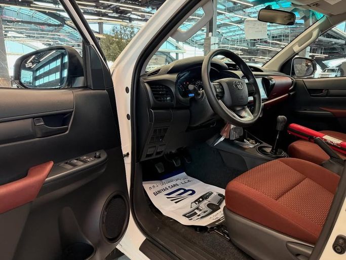 Новый Toyota Hilux VIII Рестайлинг 2, 2.4 л, 2025 в Абу-Даби от Baniyas Cars Abu Dhabi Белый цвет. GCC | AUTO.AE