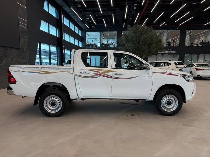 Новый Toyota Hilux VIII Рестайлинг 2, 2.4 л, 2025 в Абу-Даби от Baniyas Cars Abu Dhabi Белый цвет. GCC | AUTO.AE