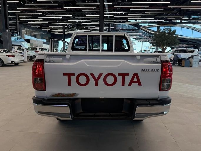 Новый Toyota Hilux VIII Рестайлинг 2, 2.4 л, 2025 в Абу-Даби от Baniyas Cars Abu Dhabi Белый цвет. GCC | AUTO.AE