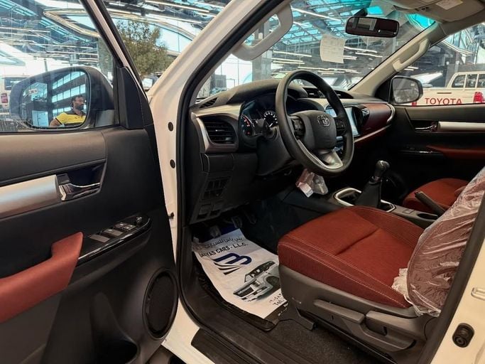 Новый Toyota Hilux VIII Рестайлинг 2, 2.7 л, 2025 в Абу-Даби от Baniyas Cars Abu Dhabi Белый цвет. GCC | AUTO.AE