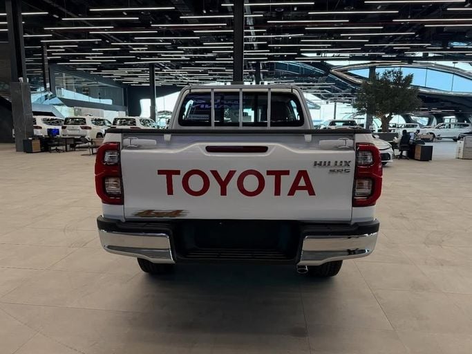 Новый Toyota Hilux VIII Рестайлинг 2, 2.7 л, 2025 в Абу-Даби от Baniyas Cars Abu Dhabi Белый цвет. GCC | AUTO.AE