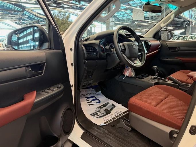 Новый Toyota Hilux VIII Рестайлинг 2, 2.4 л, 2025 в Абу-Даби от Baniyas Cars Abu Dhabi Белый цвет. Other | AUTO.AE