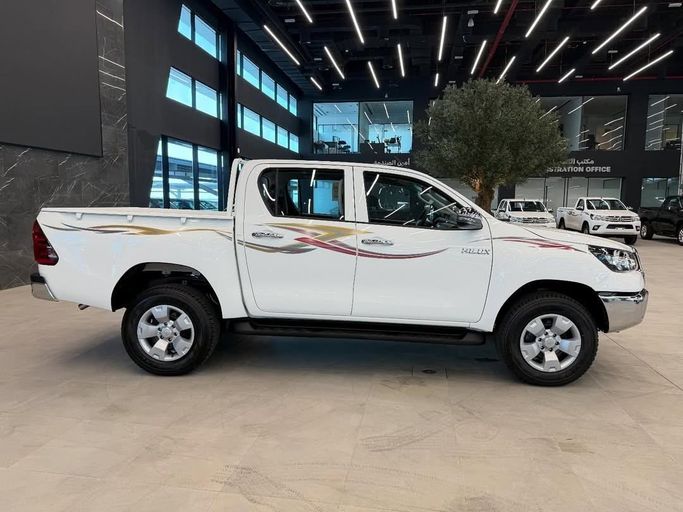 Новый Toyota Hilux VIII Рестайлинг 2, 2.4 л, 2025 в Абу-Даби от Baniyas Cars Abu Dhabi Белый цвет. Other | AUTO.AE