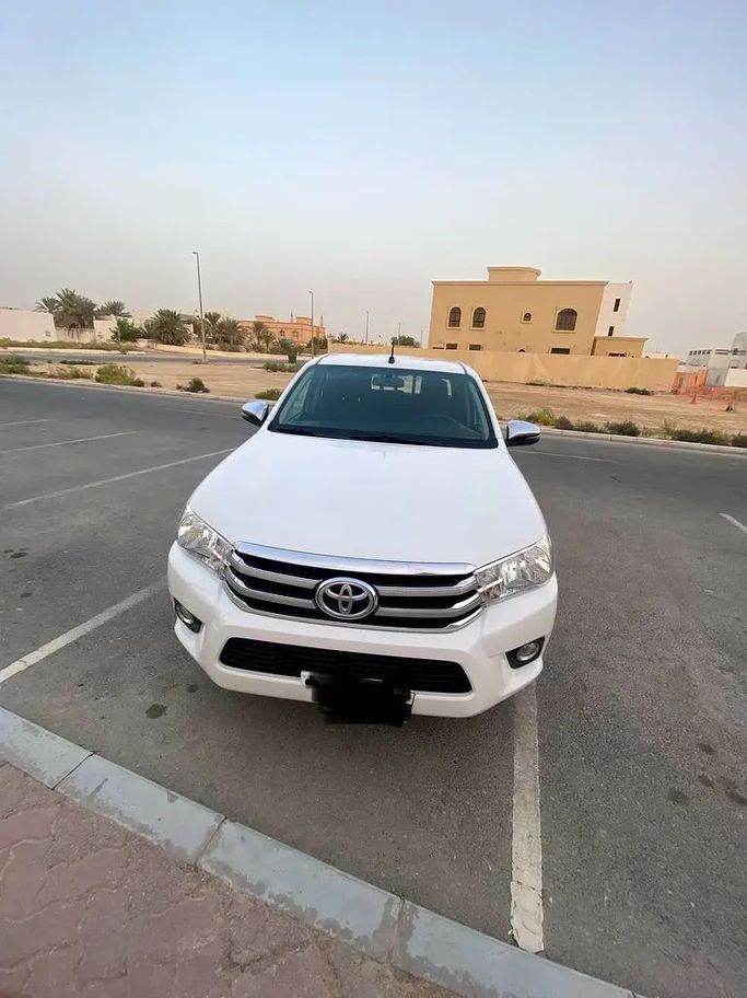 Подержанный Toyota Hilux VIII, 2.7 л, 2021 в Абу-Даби от F1 Lebanon vehicle Trading Белый цвет. GCC | AUTO.AE