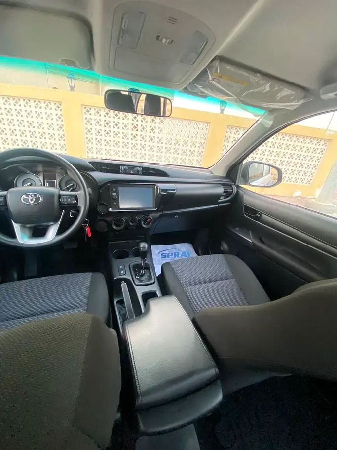 Подержанный Toyota Hilux VIII, 2.7 л, 2021 в Абу-Даби от F1 Lebanon vehicle Trading Белый цвет. GCC | AUTO.AE