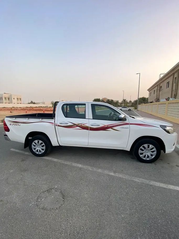 Подержанный Toyota Hilux VIII, 2.7 л, 2021 в Абу-Даби от F1 Lebanon vehicle Trading Белый цвет. GCC | AUTO.AE