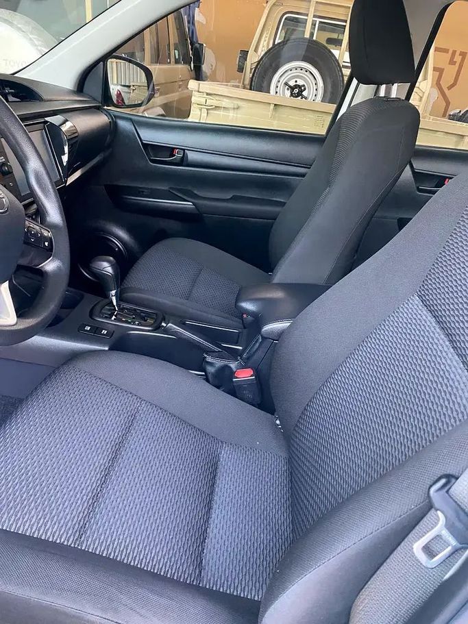 Подержанный Toyota Hilux VIII, 2.7 л, 2021 в Абу-Даби от F1 Lebanon vehicle Trading Белый цвет. GCC | AUTO.AE