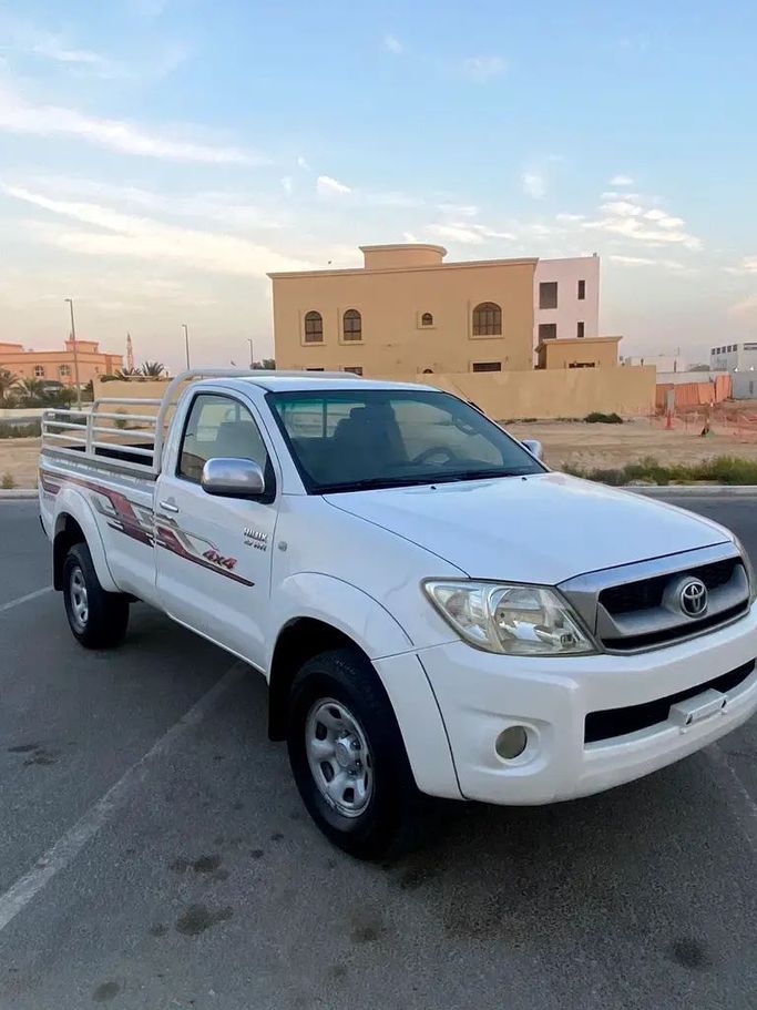 Подержанный Toyota Hilux VII Рестайлинг, 2.7 л, 2011 в Абу-Даби от F1 Lebanon vehicle Trading Белый цвет. GCC | AUTO.AE