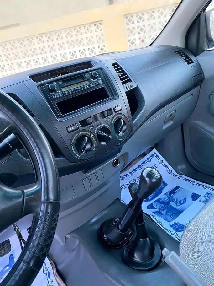 Подержанный Toyota Hilux VII Рестайлинг, 2.7 л, 2011 в Абу-Даби от F1 Lebanon vehicle Trading Белый цвет. GCC | AUTO.AE