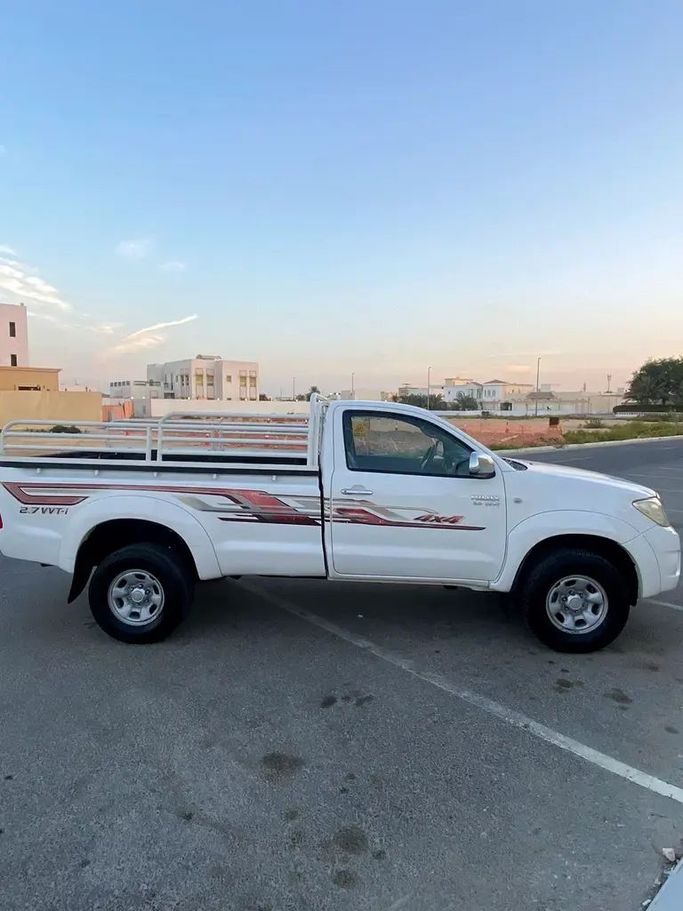 Подержанный Toyota Hilux VII Рестайлинг, 2.7 л, 2011 в Абу-Даби от F1 Lebanon vehicle Trading Белый цвет. GCC | AUTO.AE