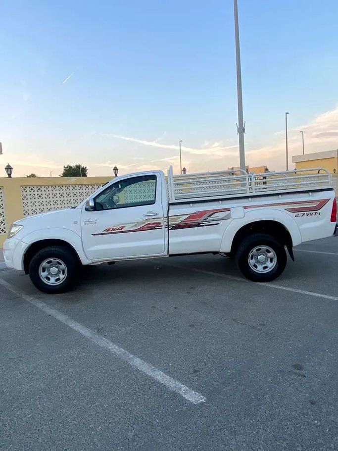 Подержанный Toyota Hilux VII Рестайлинг, 2.7 л, 2011 в Абу-Даби от F1 Lebanon vehicle Trading Белый цвет. GCC | AUTO.AE