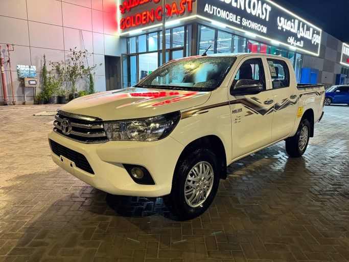 Подержанный Toyota Hilux VIII, 2.4 л, 2024 в Абу-Даби от Golden coast automobile showroom Белый цвет.  | AUTO.AE
