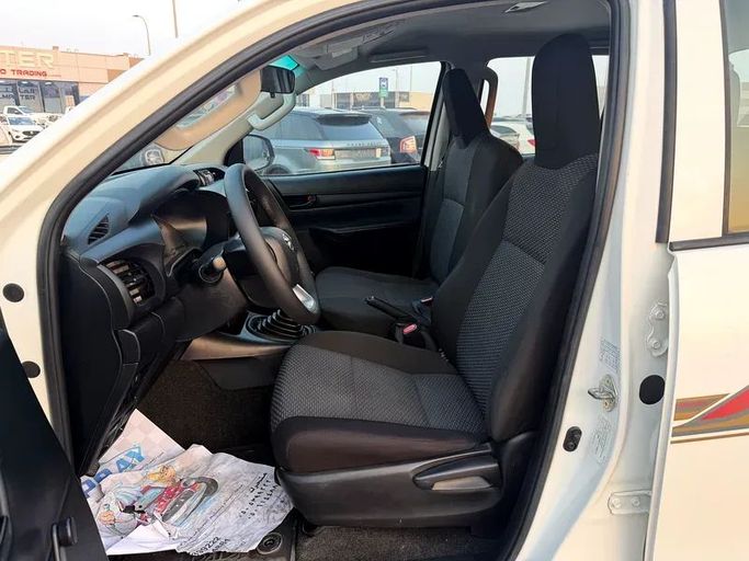 Подержанный Toyota Hilux VIII, 2.7 л, 2020 в Абу-Даби от Al Laith Cars Showroom Белый цвет. GCC | AUTO.AE