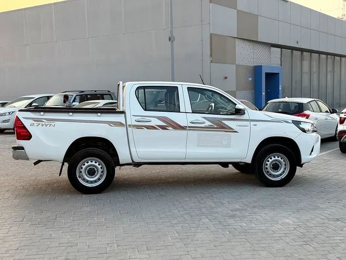 Подержанный Toyota Hilux VIII, 2.7 л, 2020 в Абу-Даби от Al Laith Cars Showroom Белый цвет. GCC | AUTO.AE