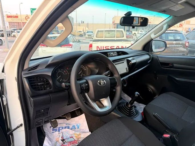 Подержанный Toyota Hilux VIII, 2.7 л, 2020 в Абу-Даби от Al Laith Cars Showroom Белый цвет. GCC | AUTO.AE