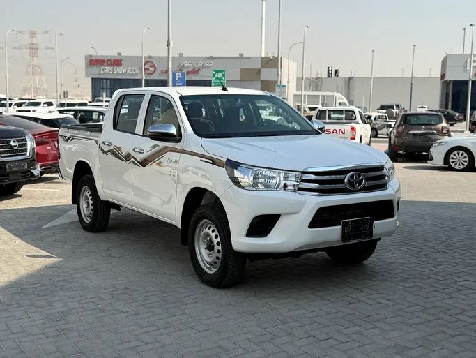Подержанный Toyota Hilux VIII, 2.5 л, 2024 в Абу-Даби от Al Laith Cars Showroom Белый цвет. GCC | AUTO.AE