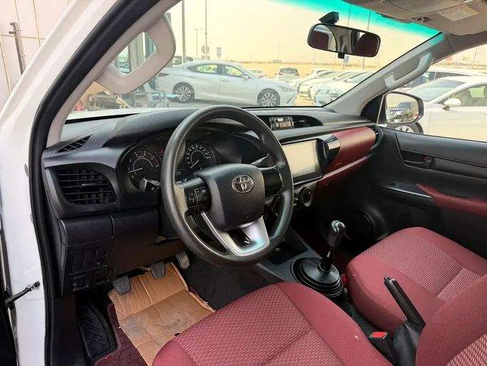 Подержанный Toyota Hilux VIII, 2.5 л, 2024 в Абу-Даби от Al Laith Cars Showroom Белый цвет. GCC | AUTO.AE