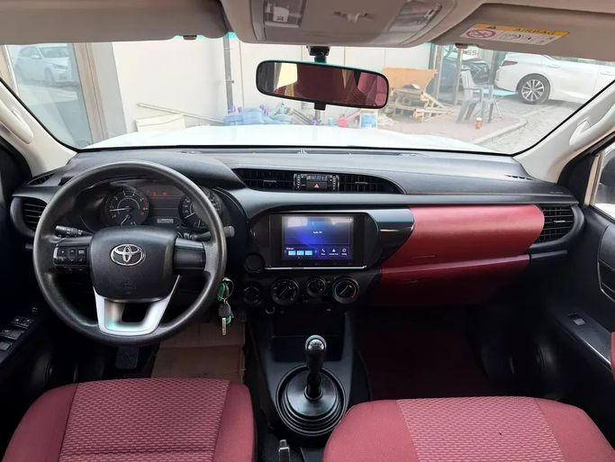 Подержанный Toyota Hilux VIII, 2.5 л, 2024 в Абу-Даби от Al Laith Cars Showroom Белый цвет. GCC | AUTO.AE