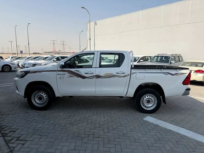 Подержанный Toyota Hilux VIII, 2.5 л, 2024 в Абу-Даби от Al Laith Cars Showroom Белый цвет. GCC | AUTO.AE