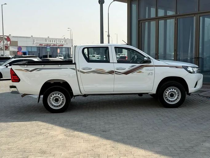 Подержанный Toyota Hilux VIII, 2.5 л, 2024 в Абу-Даби от Al Laith Cars Showroom Белый цвет. GCC | AUTO.AE