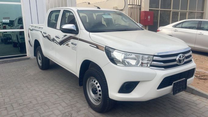 Подержанный Toyota Hilux VIII, 2.4 л, 2024 в Абу-Даби от Loulaat Al khaleej Cars Show room Белый цвет. GCC | AUTO.AE