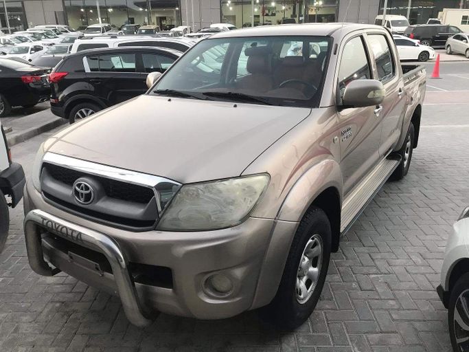 Used Toyota Hilux VII Facelift, 2.7 l, 2011 in Abu Dhabi by Golden coast automobile showroom, Grey color. GCC Specs | AUTO.AE