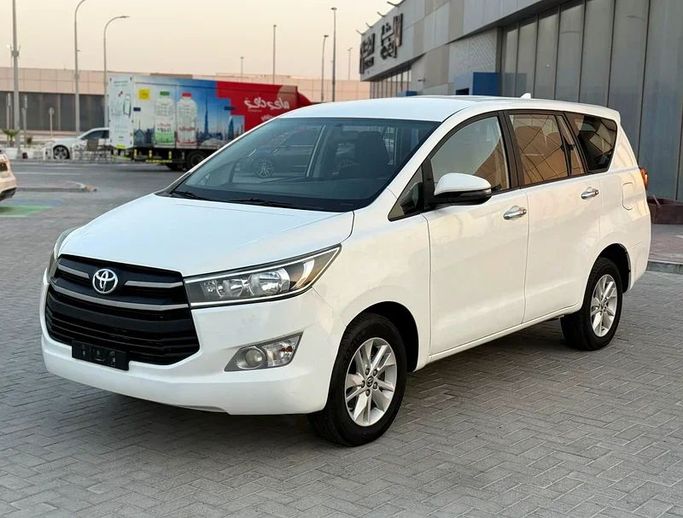 Подержанный Toyota Innova II, 2.7 л, 2020 в Абу-Даби от Al Laith Cars Showroom Белый цвет. GCC | AUTO.AE