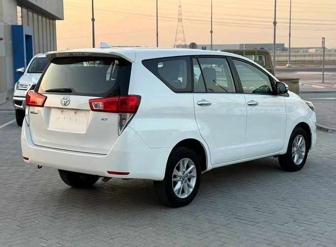 Подержанный Toyota Innova II, 2.7 л, 2020 в Абу-Даби от Al Laith Cars Showroom Белый цвет. GCC | AUTO.AE