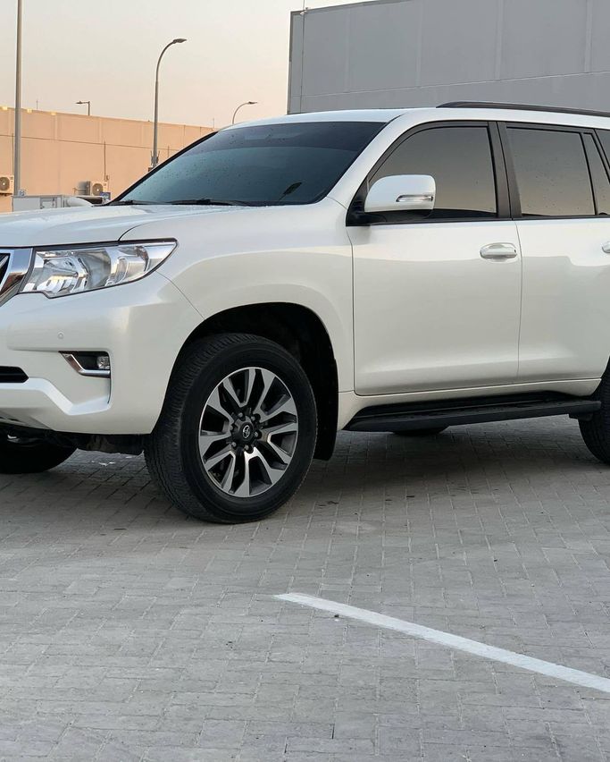 Подержанный Toyota Land Cruiser Prado 150 Series Рестайлинг 3, 4.0 л, 2023 в Абу-Даби от Al Fajr Automobile showroom Белый цвет. Other | AUTO.AE
