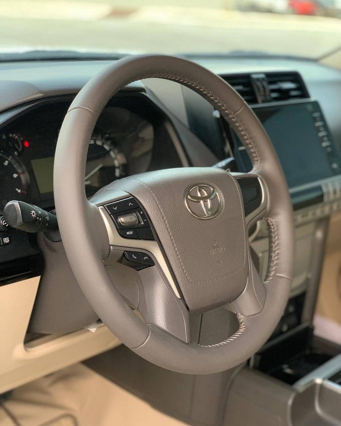 Подержанный Toyota Land Cruiser Prado 150 Series Рестайлинг 3, 4.0 л, 2023 в Абу-Даби от Al Fajr Automobile showroom Белый цвет. Other | AUTO.AE