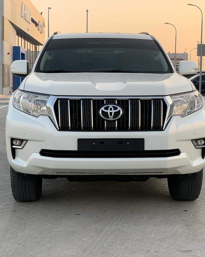 Подержанный Toyota Land Cruiser Prado 150 Series Рестайлинг 3, 4.0 л, 2023 в Абу-Даби от Al Fajr Automobile showroom Белый цвет. Other | AUTO.AE