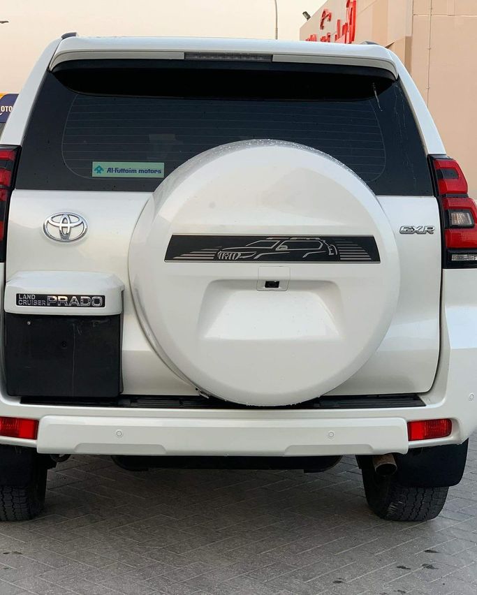 Подержанный Toyota Land Cruiser Prado 150 Series Рестайлинг 3, 4.0 л, 2023 в Абу-Даби от Al Fajr Automobile showroom Белый цвет. Other | AUTO.AE