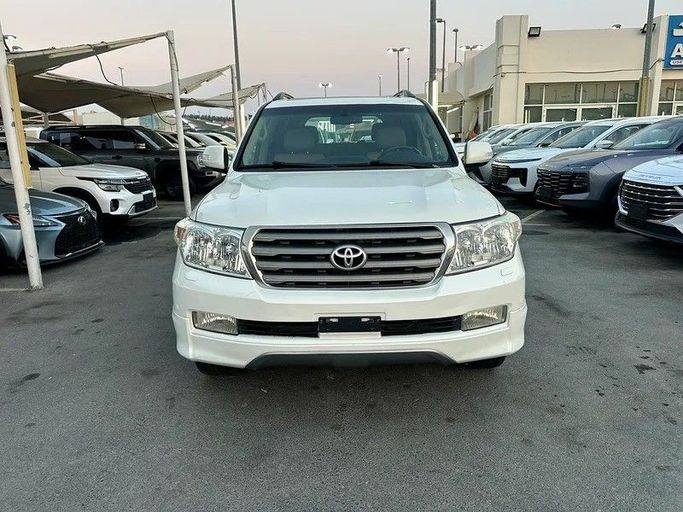 Used Toyota Land Cruiser 200 Series, 4.0 l, 2009 in Abu Dhabi by Al Waleed Used Cars, White color. GCC Specs | AUTO.AE