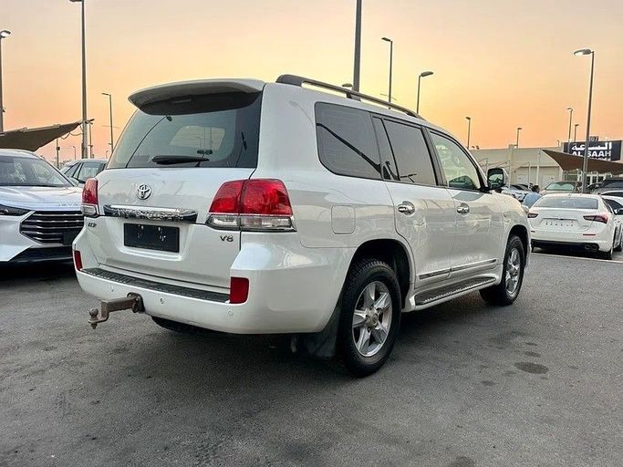 Used Toyota Land Cruiser 200 Series, 4.0 l, 2009 in Abu Dhabi by Al Waleed Used Cars, White color. GCC Specs | AUTO.AE